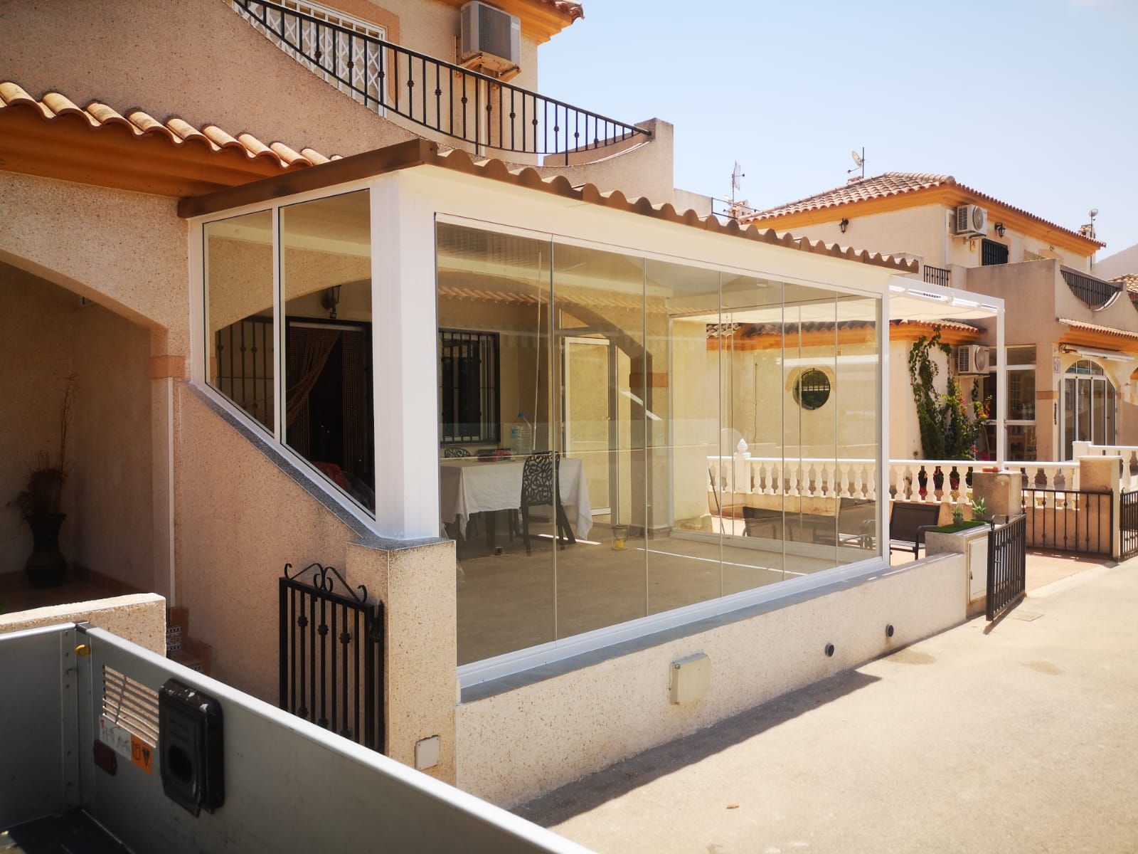 Un camión está estacionado frente a una casa con puertas corredizas de vidrio.