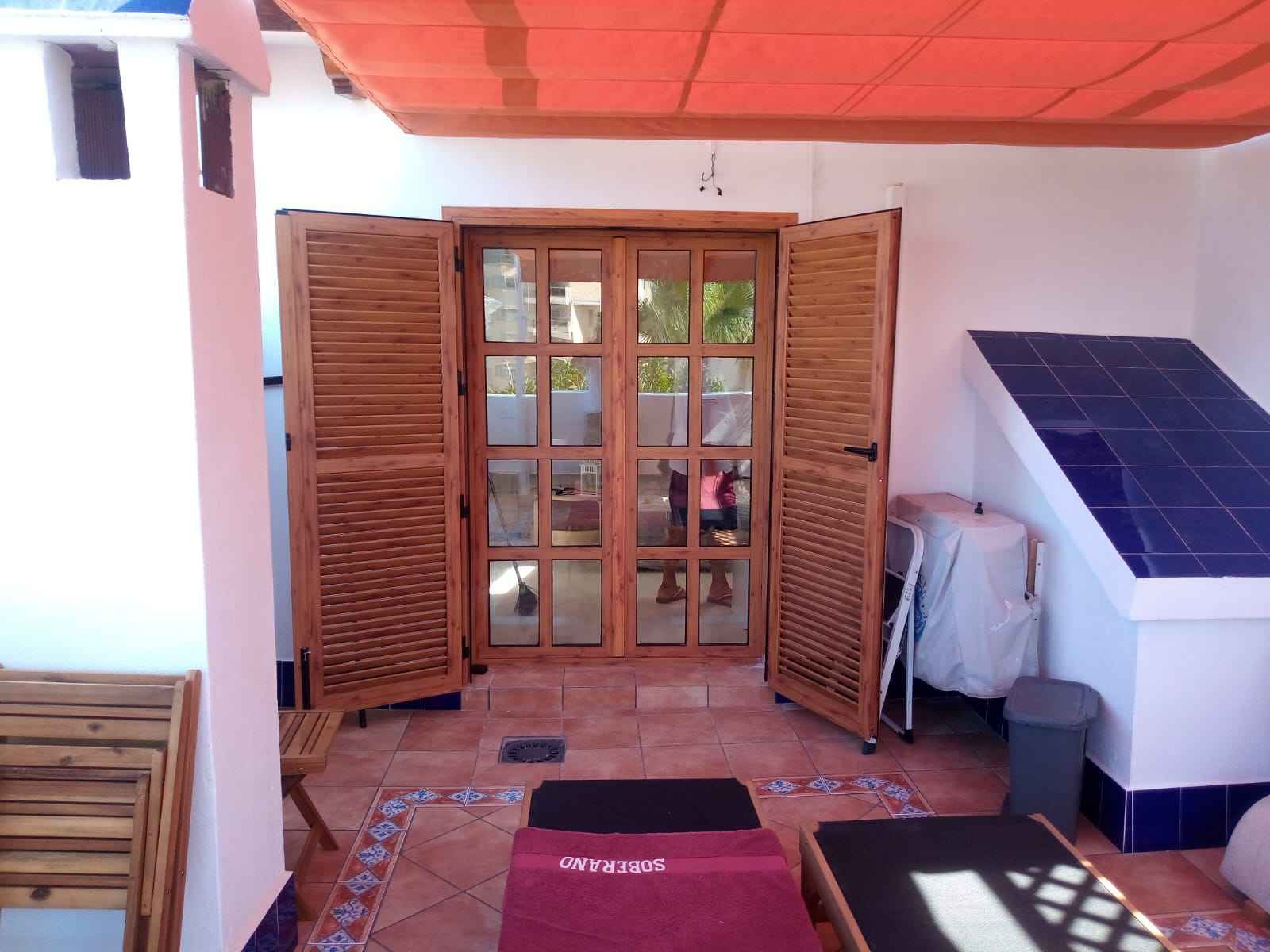 Un patio con una silla morada que dice 