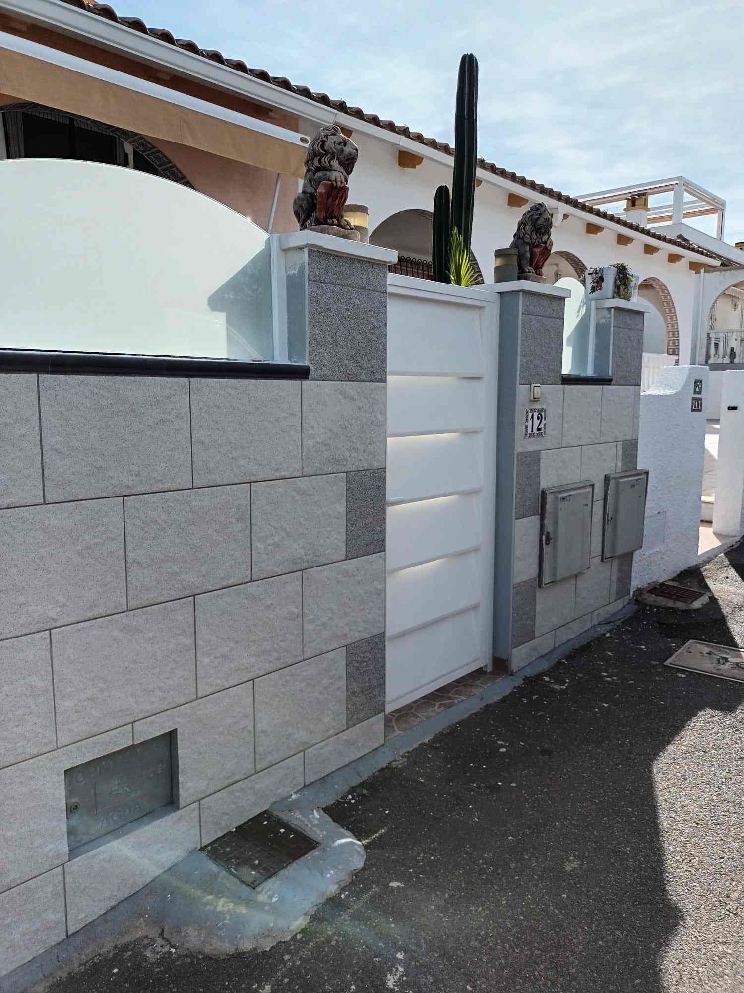 Una pared de ladrillos con el número 19