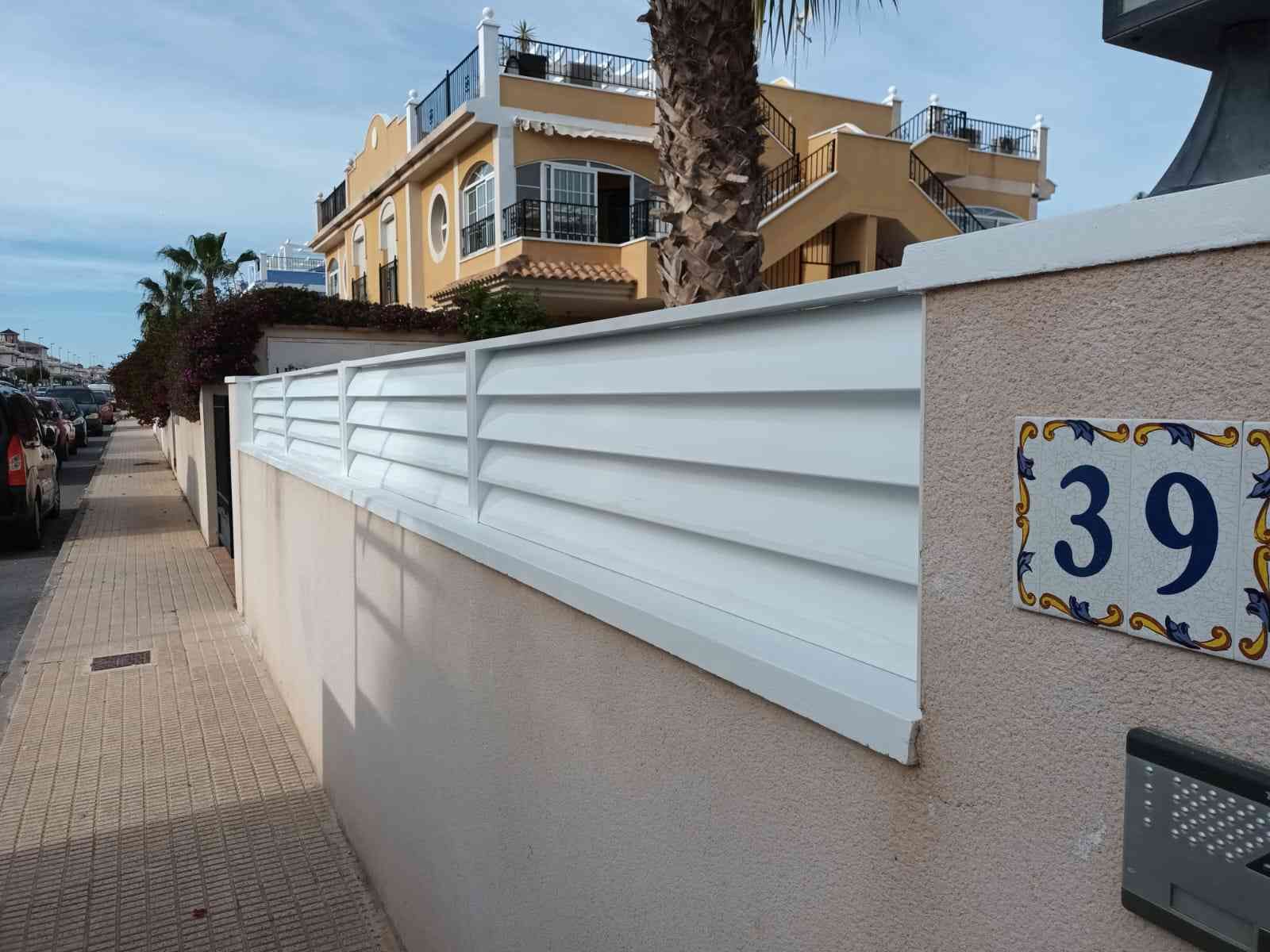 Una valla blanca con el número 39