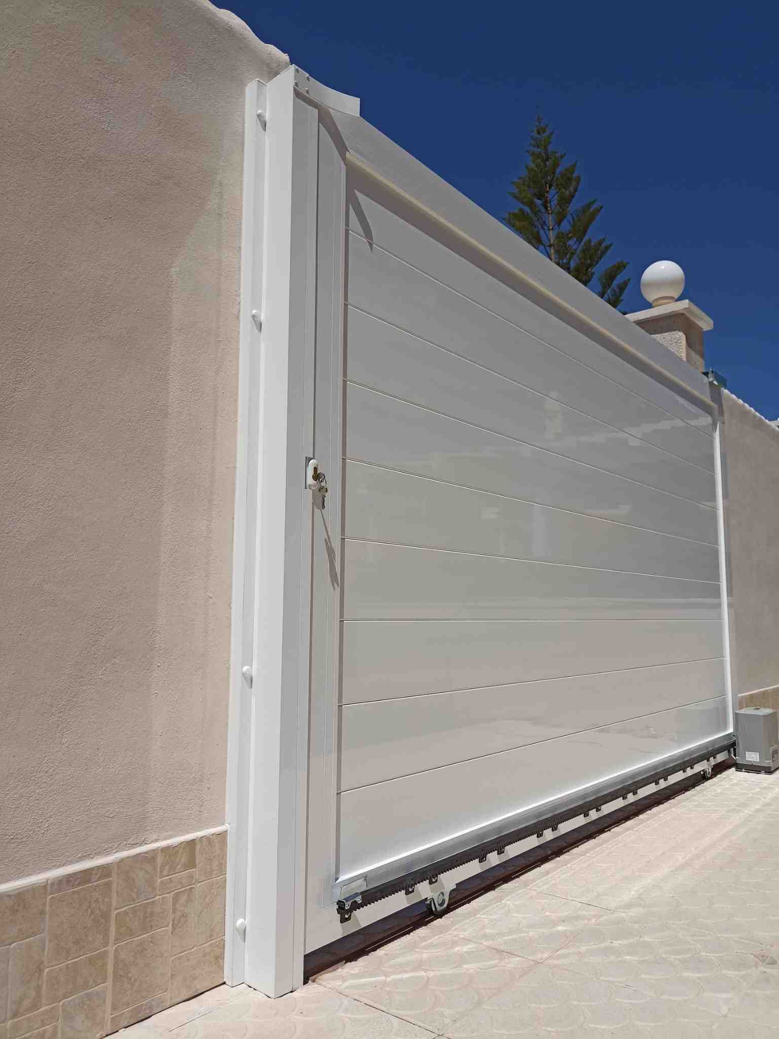 Una puerta corrediza blanca está junto a una pared.