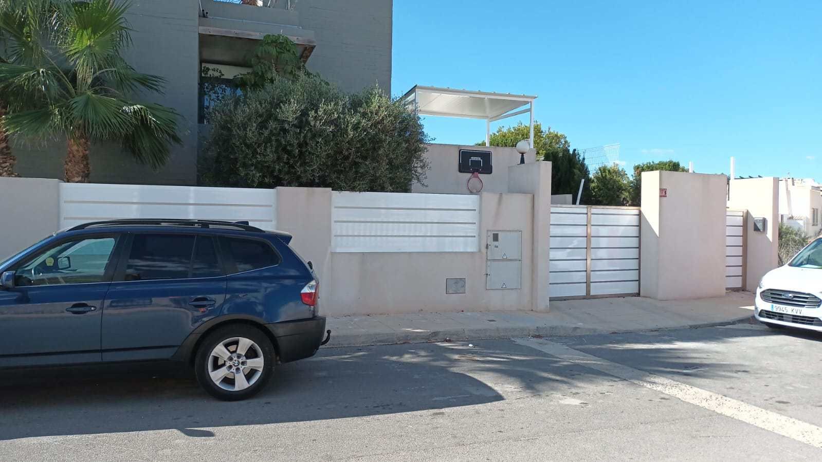 Una camioneta azul está estacionada frente a una casa