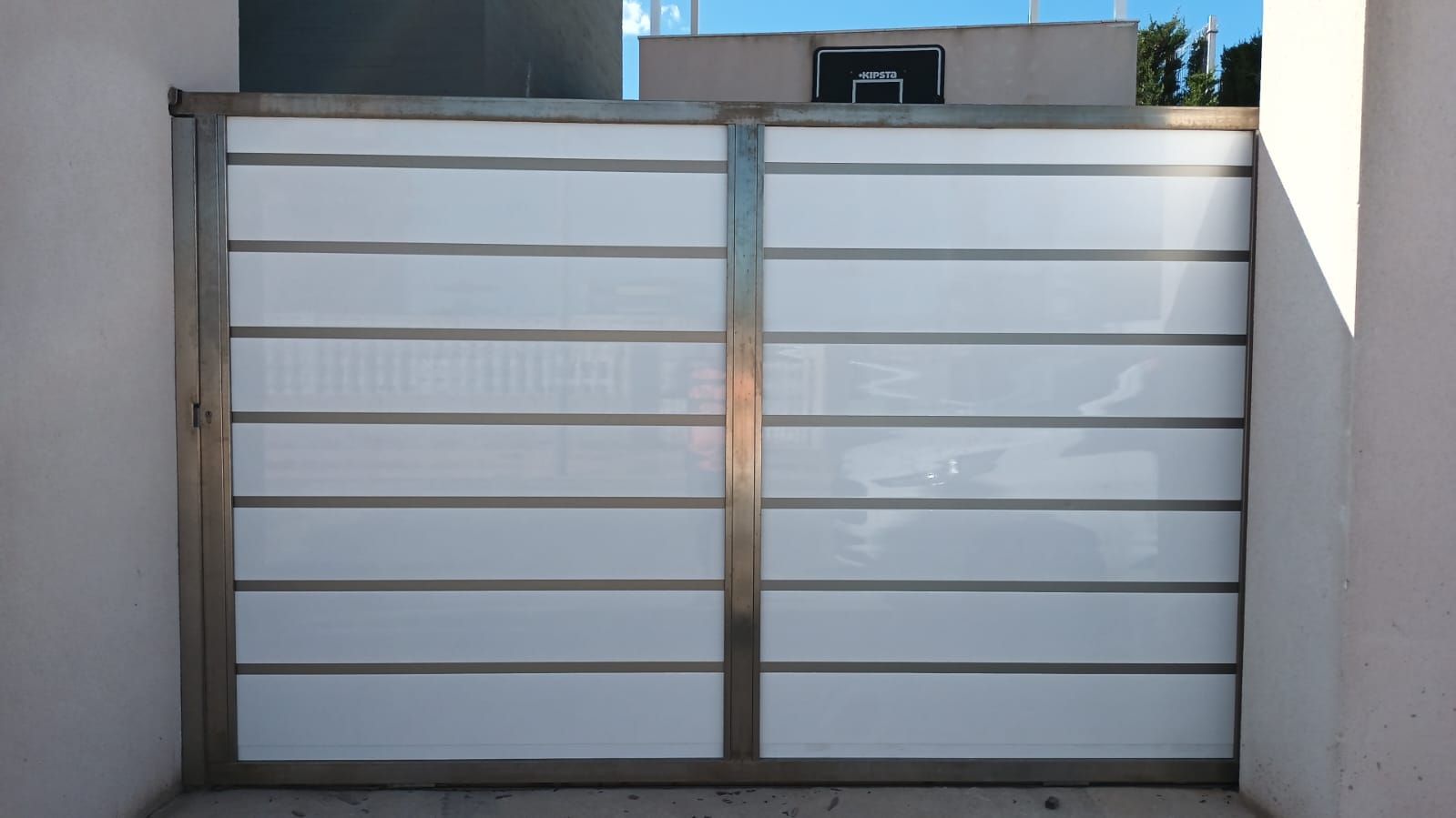 Una puerta blanca con marco de acero inoxidable