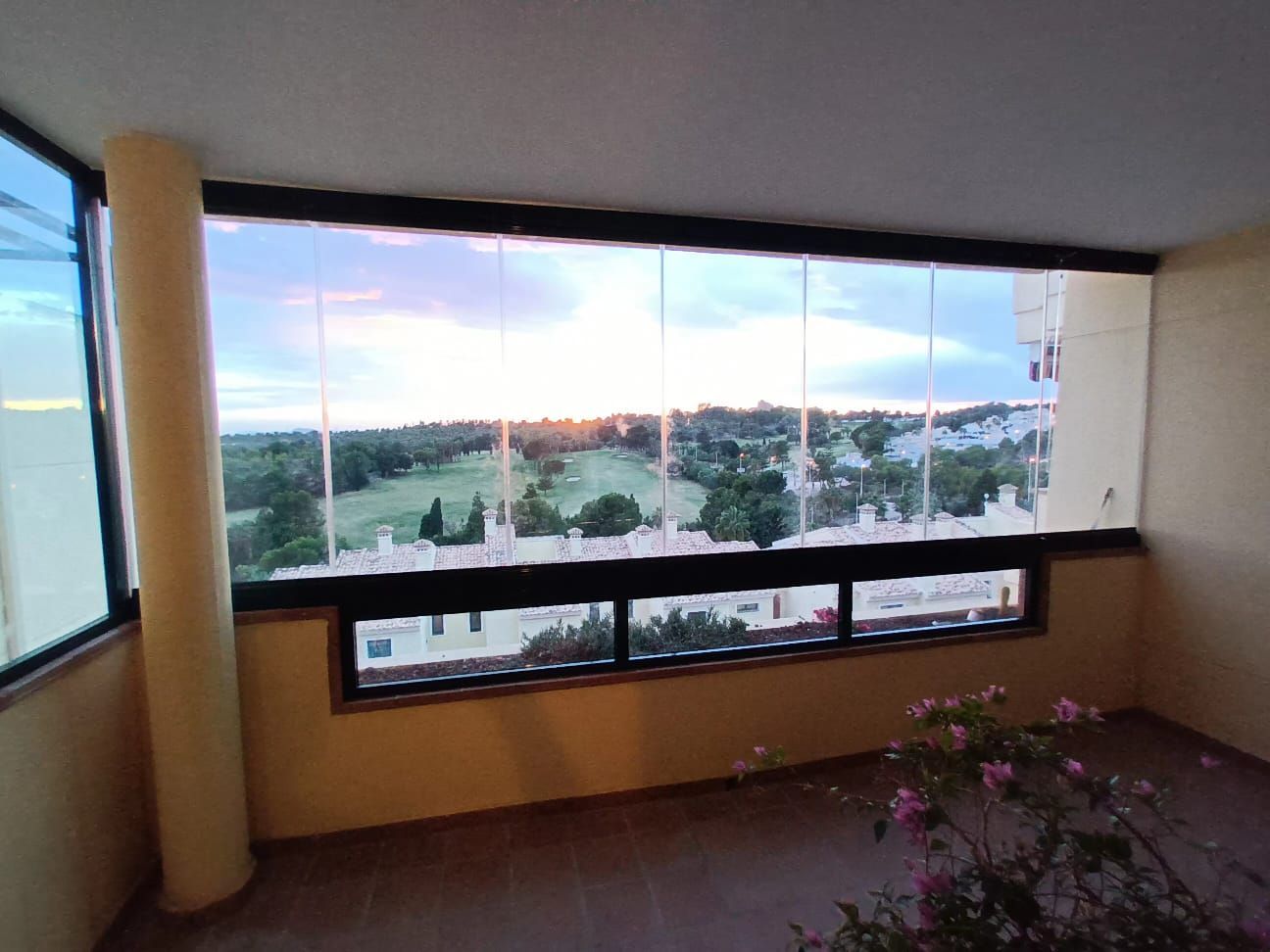 Una gran ventana con vista a un campo de golf.