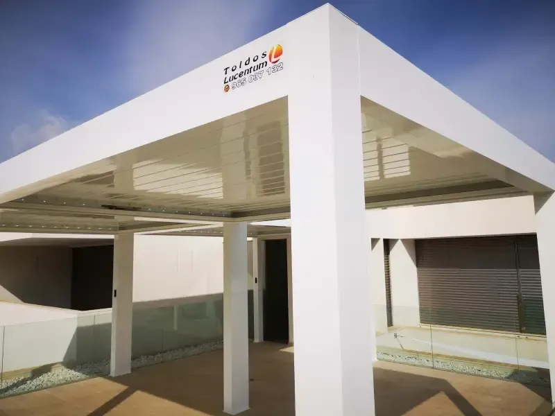 Un edificio blanco con un cartel que dice 