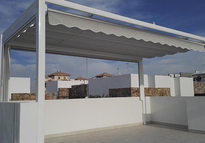 Un dosel blanco con un cielo azul al fondo