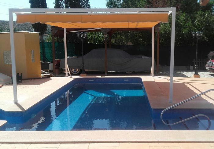 Una gran piscina con un dosel encima