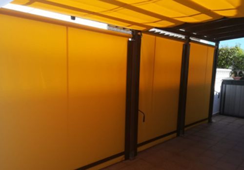 Un patio con un toldo amarillo encima.