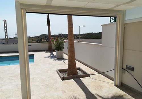 Un patio con piscina y palmeras.
