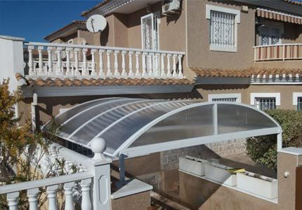 Una casa con techo despejado y balcón