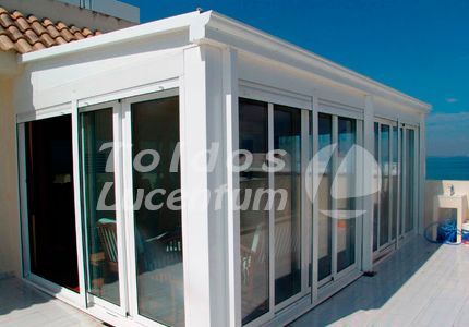 Un edificio blanco con muchas ventanas y la palabra lucenium en él.