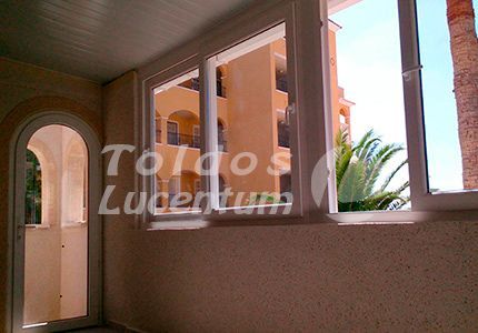 Una habitación con una ventana y un cartel que dice toldos lucentum