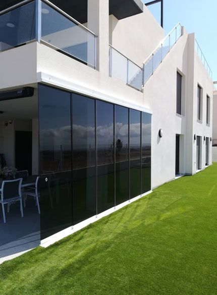 Una casa con muchas ventanas y balcón