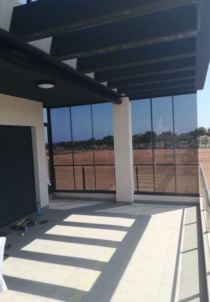 Un edificio con muchas ventanas y una pasarela.