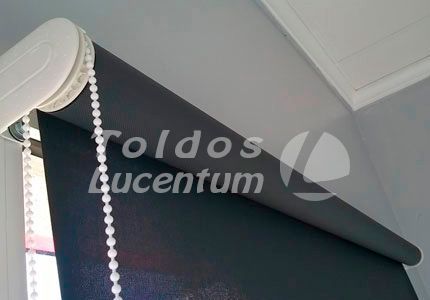 Un primer plano de una persiana enrollable con las palabras toldos lucentum en la parte inferior.