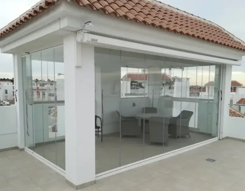 Una habitación con una mesa y sillas dentro.