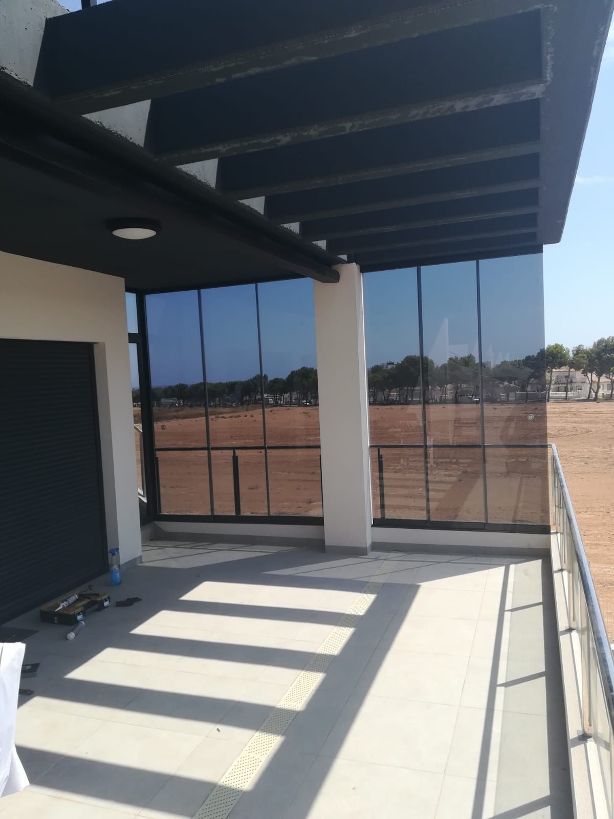 Un edificio con muchas ventanas y una pasarela.