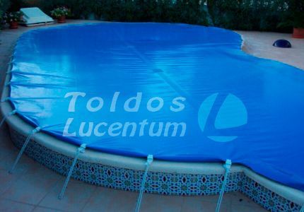 Una piscina con una cubierta azul que dice toldos lucentum