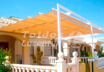 Una casa con una barandilla blanca y un gran toldo encima.