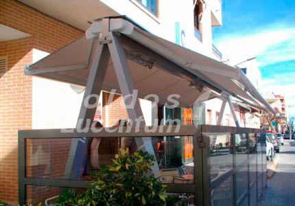 Un toldo blanco está sentado al costado de un edificio.