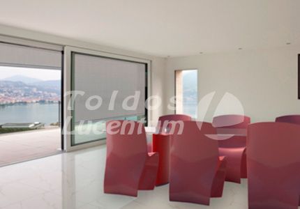 Una sala de estar con sillas rojas y una gran ventana.