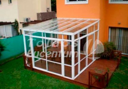 Una casa con un patio cubierto con techo de cristal.