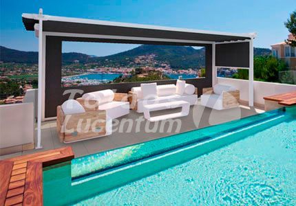 Hay una piscina con una pérgola encima.