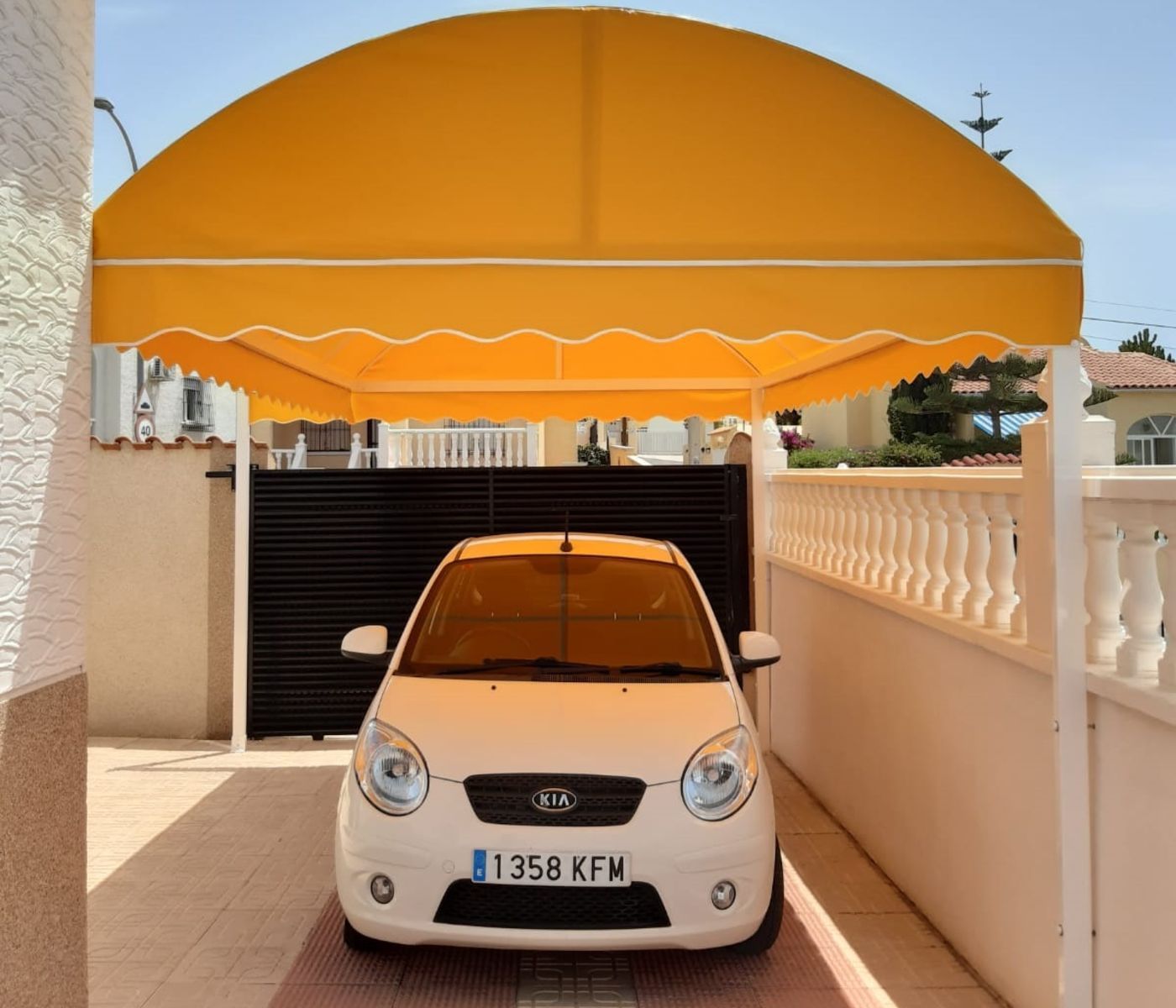 Un coche blanco con matrícula que dice 1358 kfn