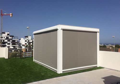 Un edificio con una pantalla en un costado está ubicado encima de un techo.
