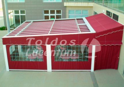 Un toldo rojo con la palabra toldos.