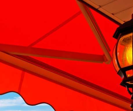 Un toldo rojo con una lámpara colgando de él.