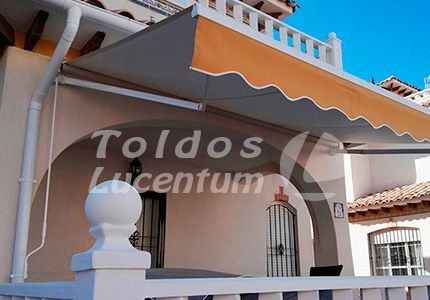 Un toldo en el costado de un edificio que dice toldos lucentum