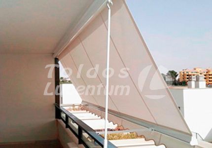 Un balcón con un toldo blanco.