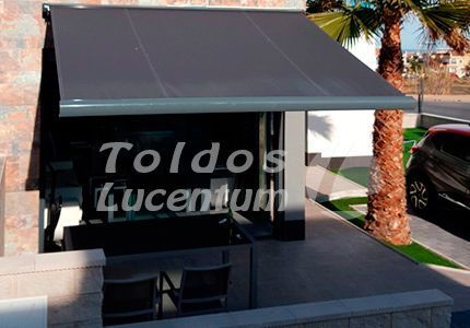 Un toldo negro está en el costado de un edificio.