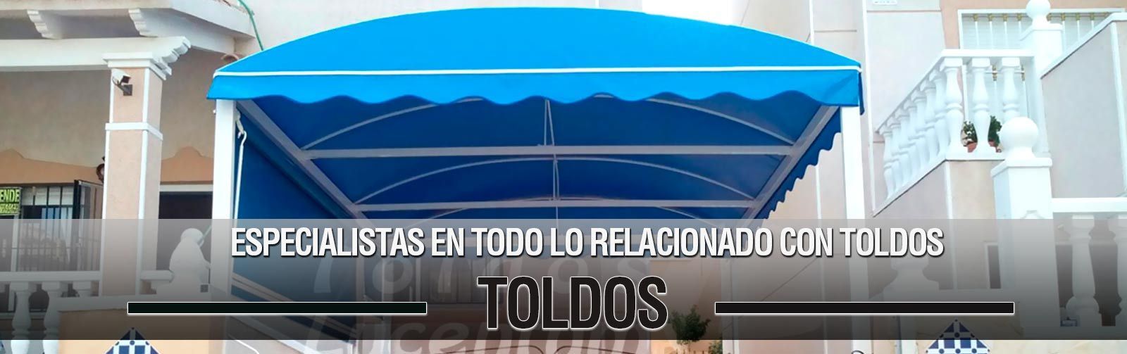 Un toldo azul está en el costado de un edificio.