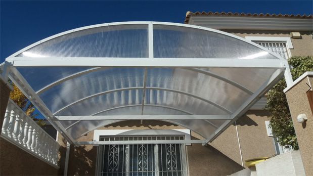 Una casa con un dosel transparente sobre la entrada