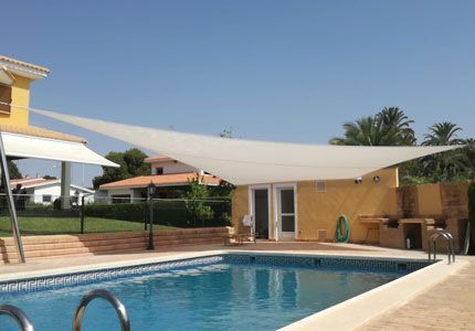 Una gran piscina con un dosel blanco sobre ella