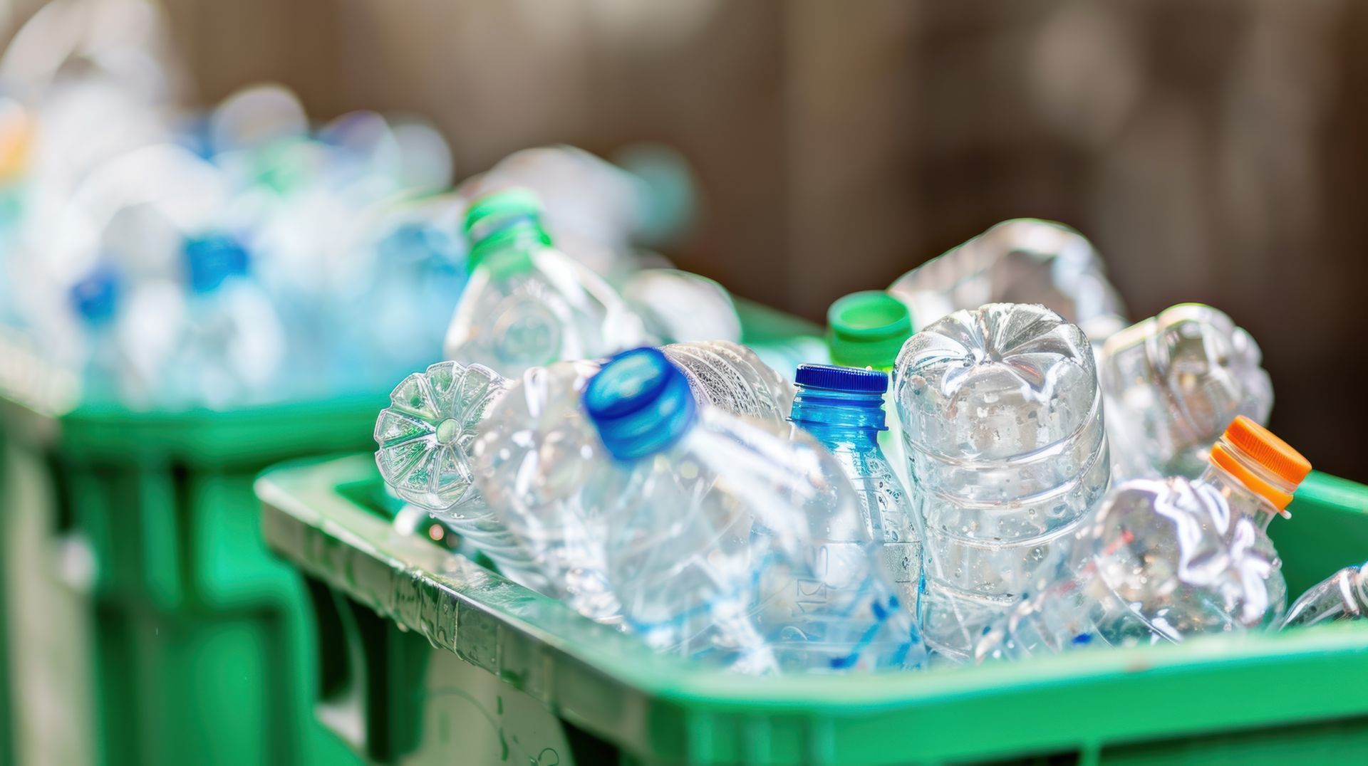 Bouteilles en plastique dans des bacs de recyclage verts, triées pour le recyclage