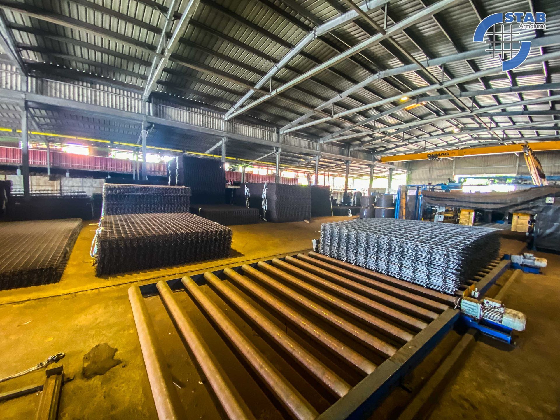 Entrepôt rempli d'armatures