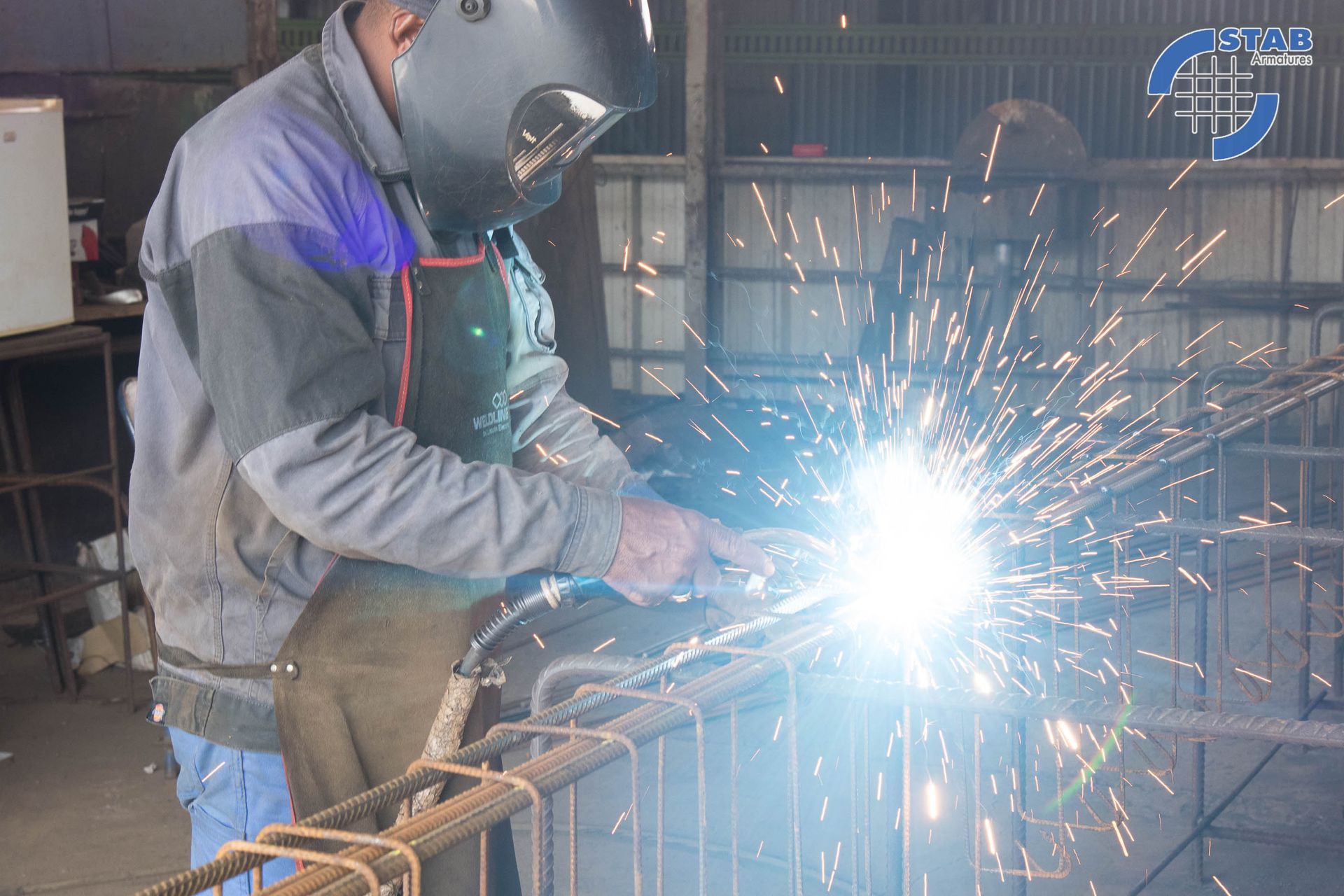 Armature en cours de création par un artisan