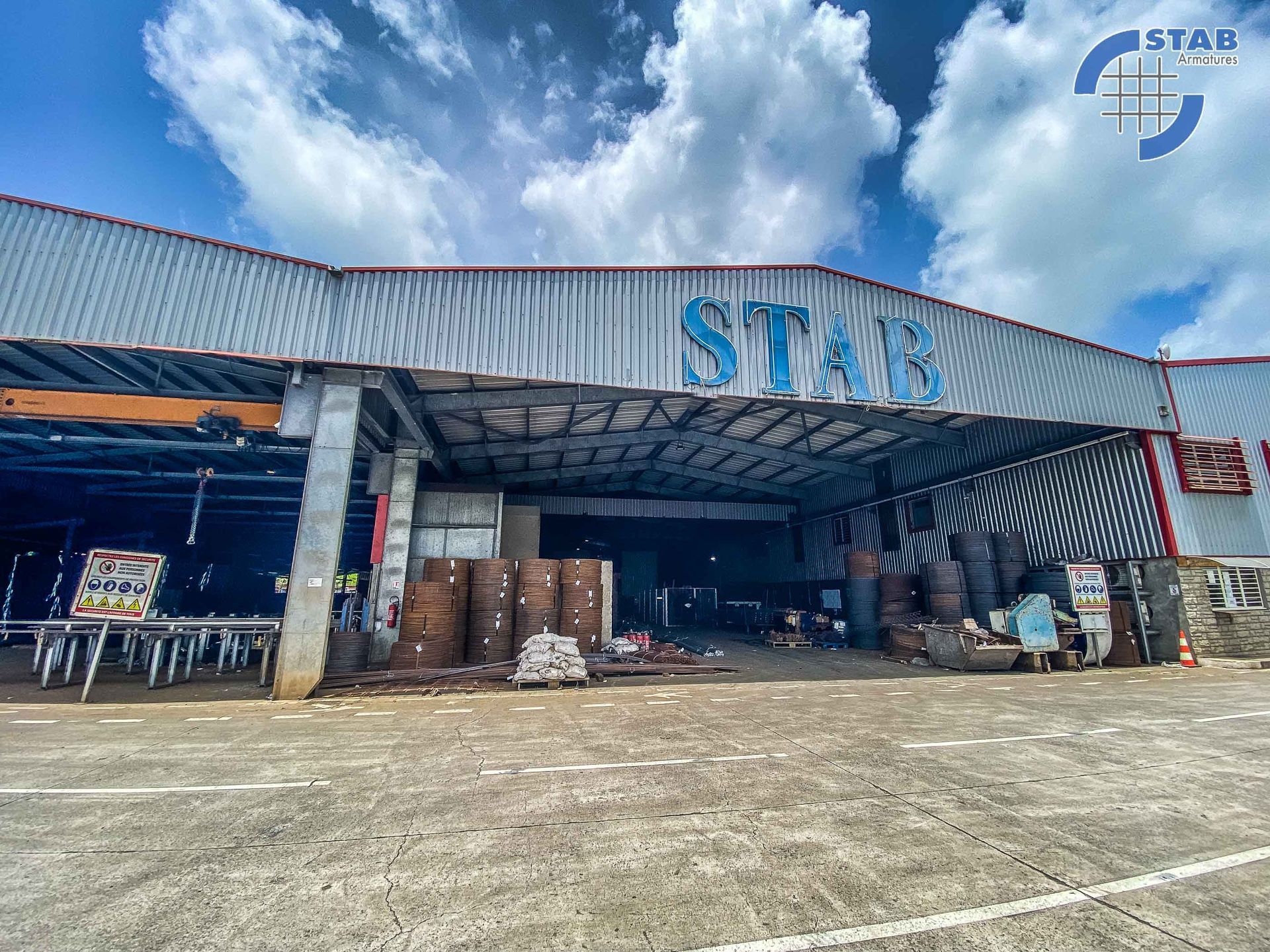 Vue de face de l'entreprise STAB