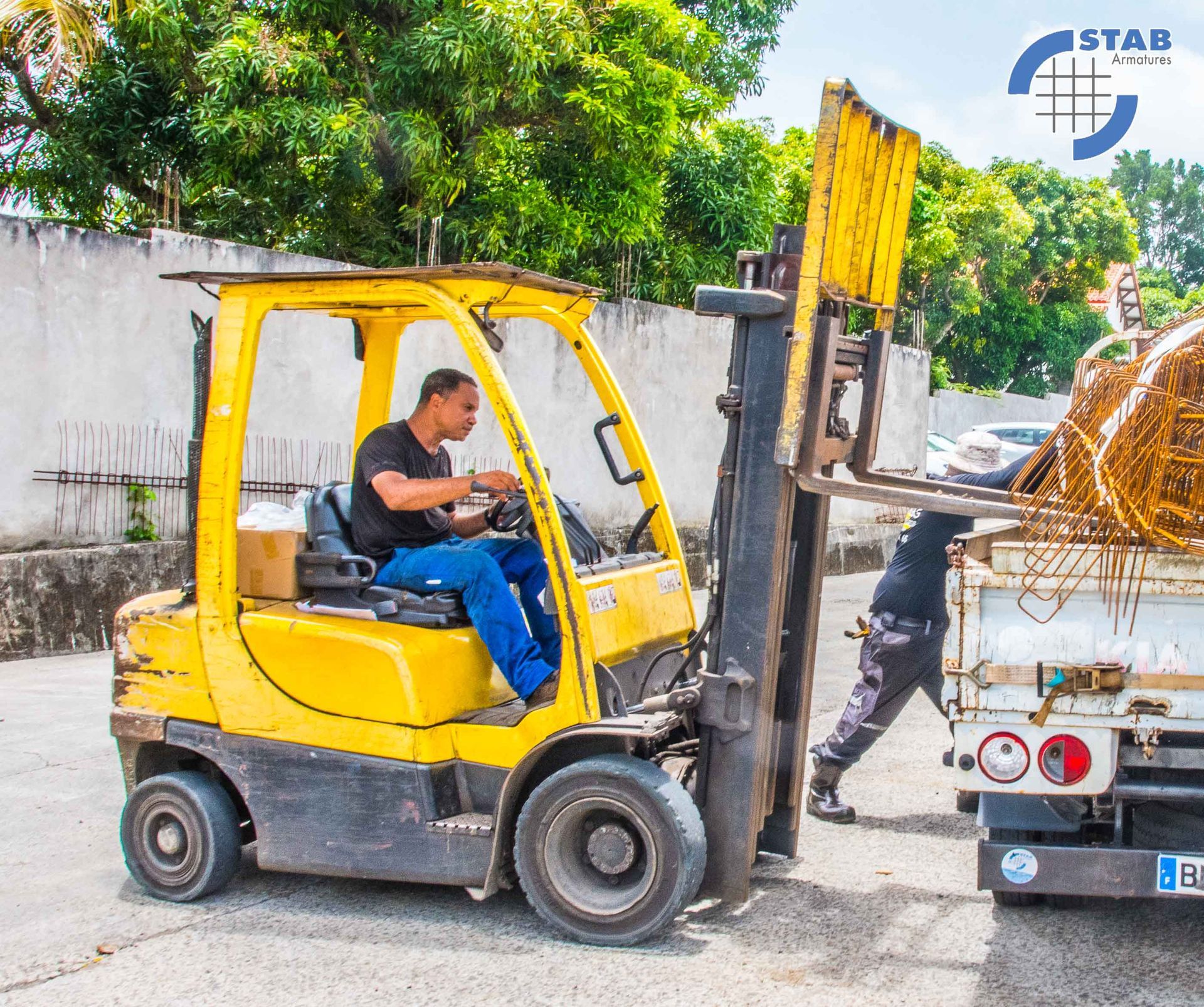 Véhicules de transport d'armatures