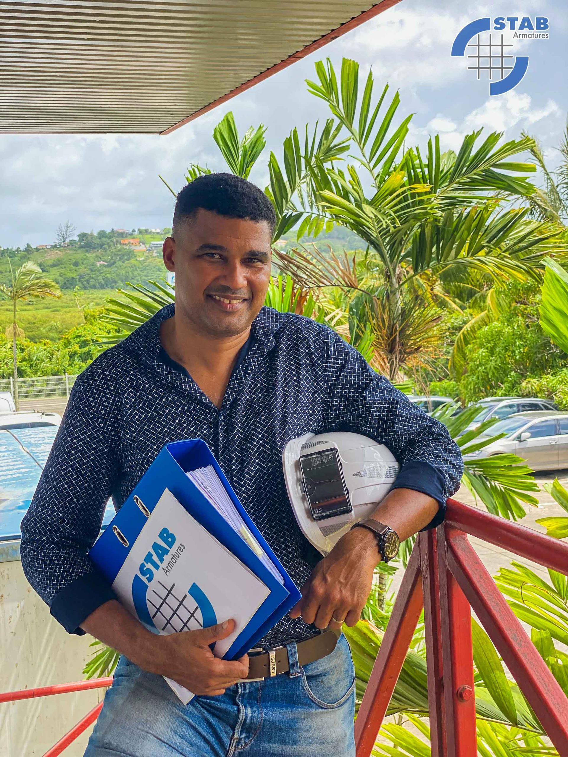 Artisan qui pose à l'extérieur