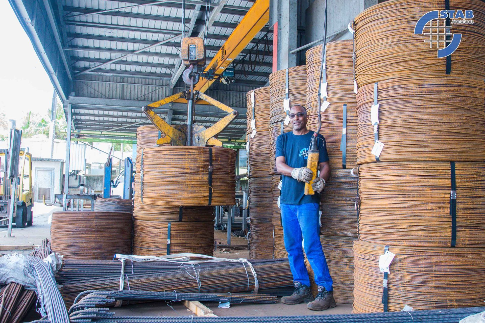 Photo d'artisan devant du matériel