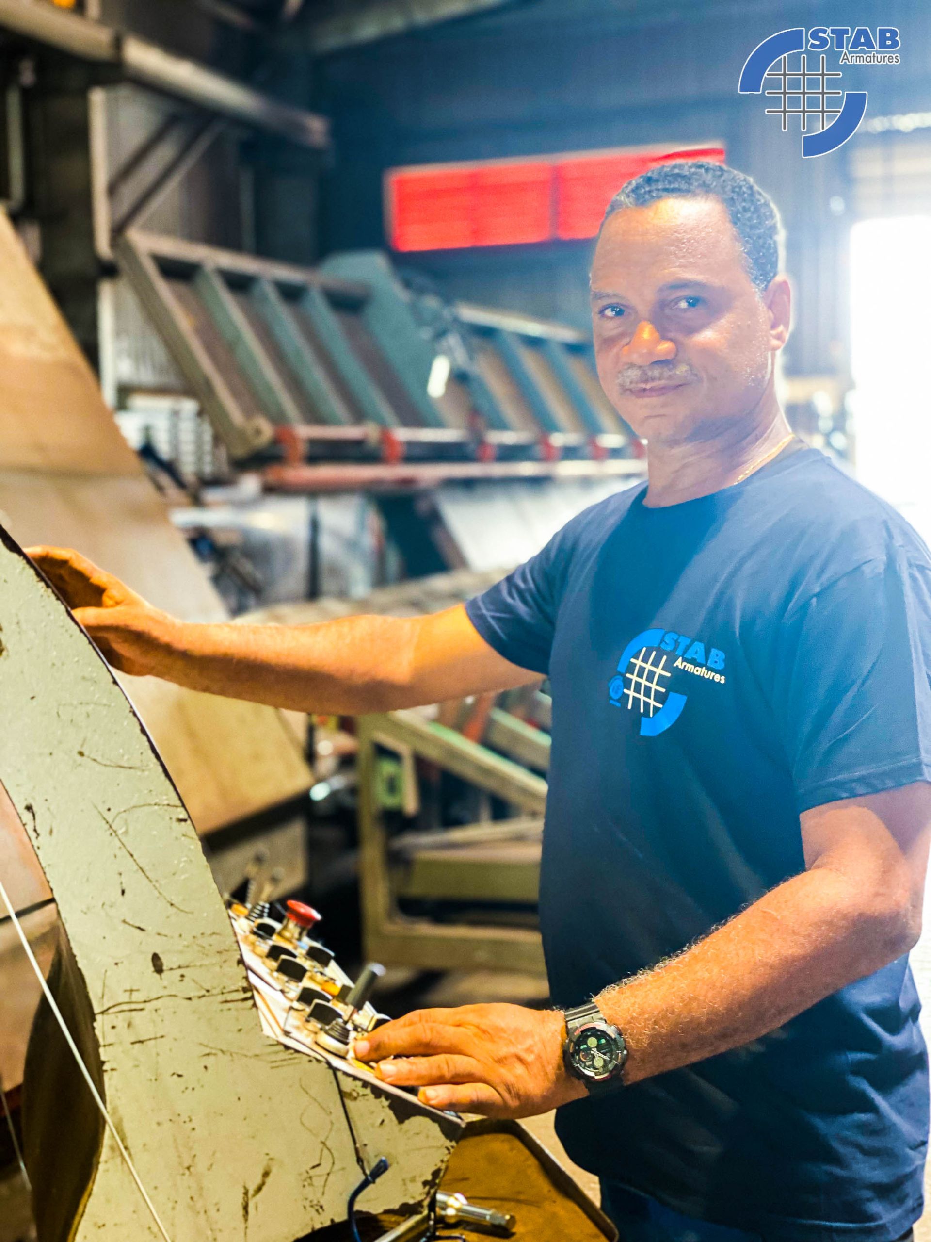 Artisan à côté d'une machine