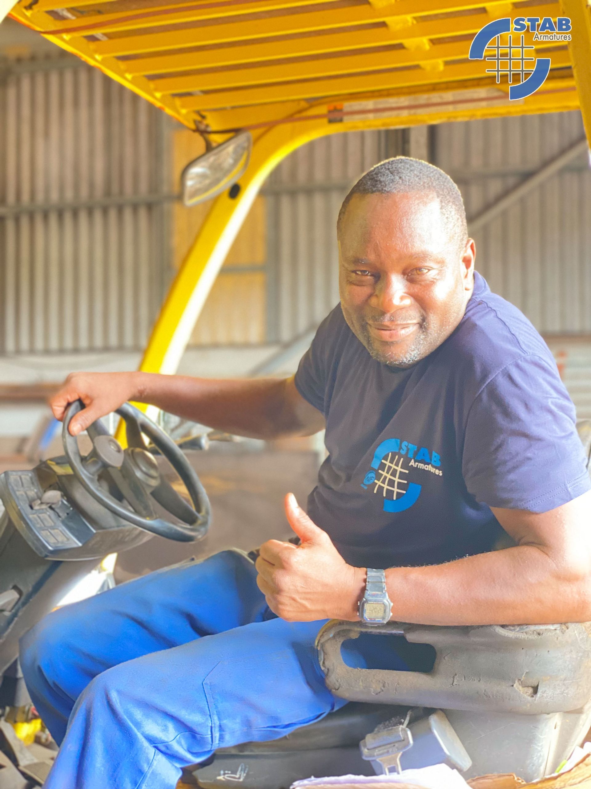 Artisan au volant d'un véhicule
