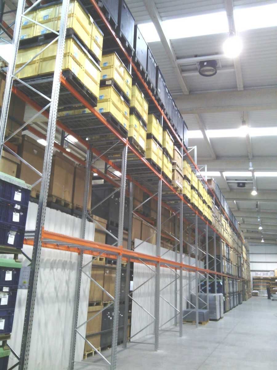 Un almacén lleno de muchos estantes y cajas.