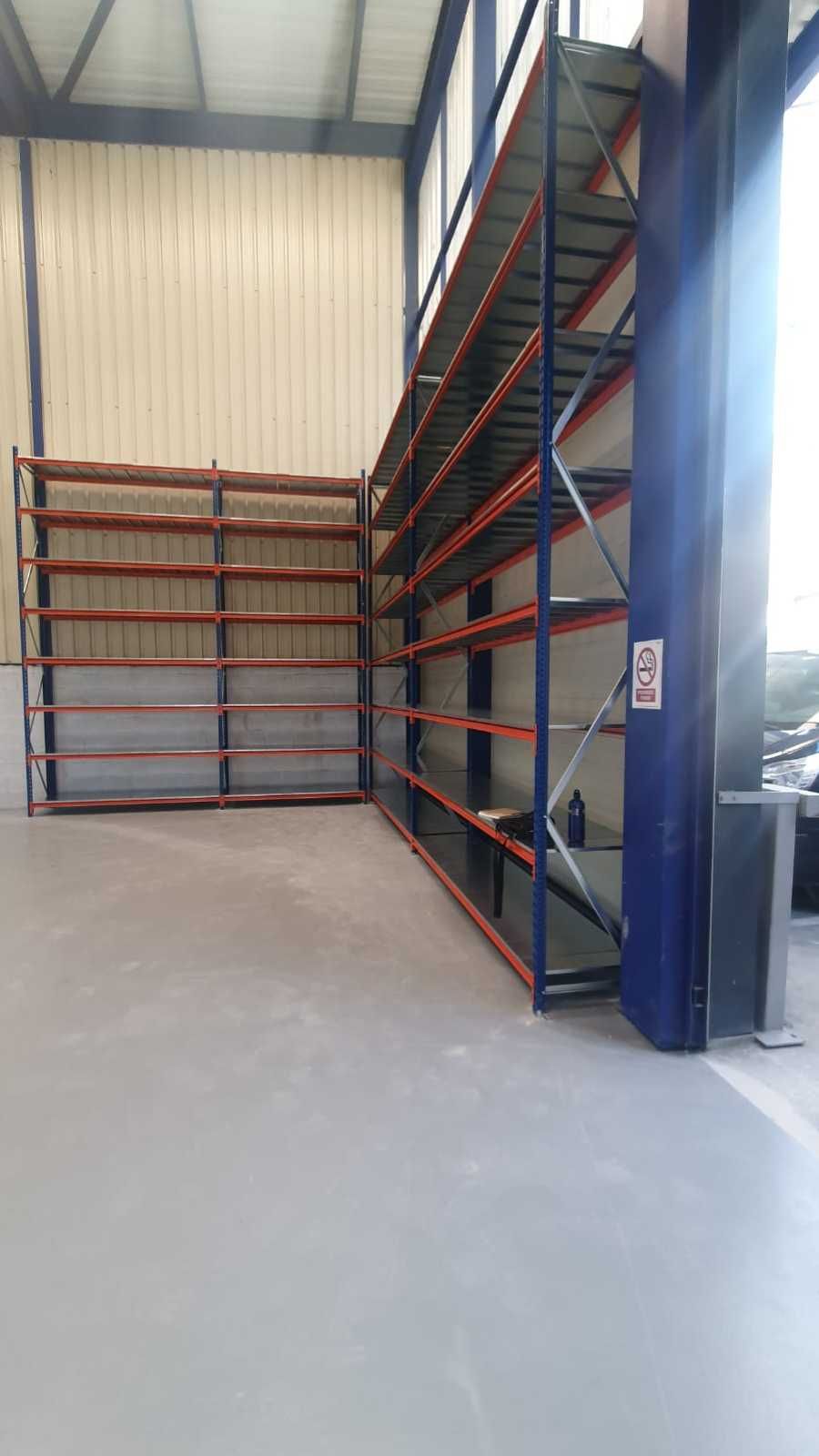 Un almacén con muchos estantes y una puerta.