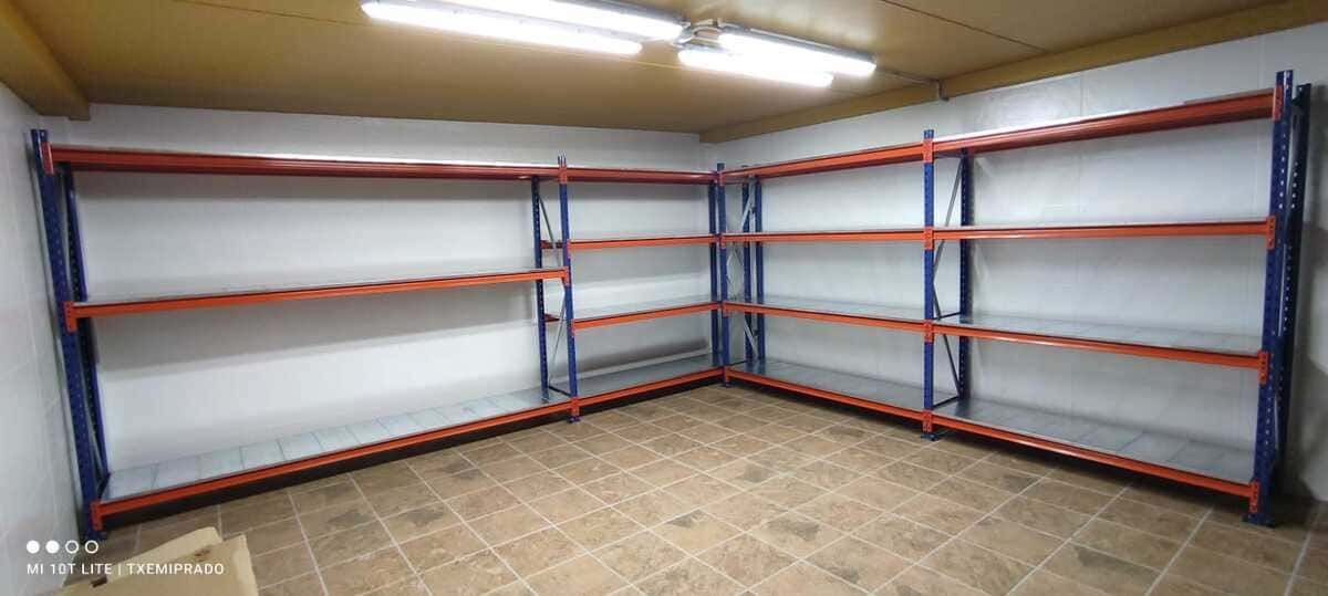 Hay muchos estantes en esta habitación.