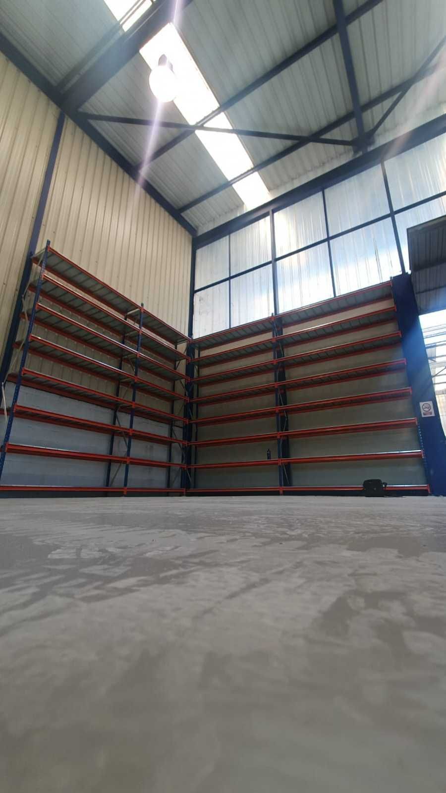 Un gran almacén con muchos estantes y ventanas.